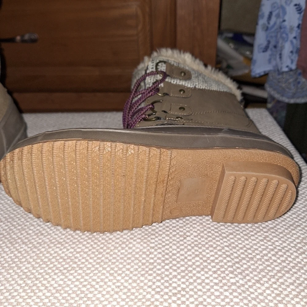 Khombu Kerigan Brown Fur-Lined Winter Boots with Purple Laces